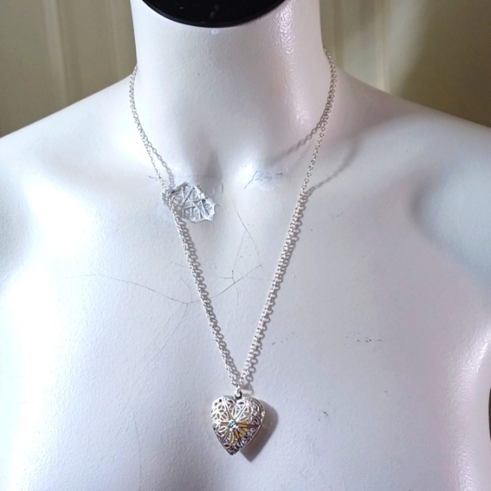 Silver Heart Locket    New‎ No Tags 22 Long